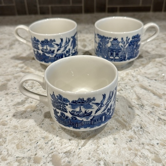 VINTAGE 1900’s~BLUE WILLOW~CHINOISERIE~3 CUPS & 4 SAUCERS~CHURCHILL ENGLAND~G23 - Picture 12 of 13